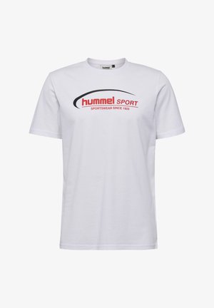 Weißes Baumwoll-T-Shirt mit Rundhalsausschnitt, das ein rotes und schwarzes "hummel SPORT"-Logo über der Brust und den Text "SPORTSWEAR SINCE 1923" zeigt.