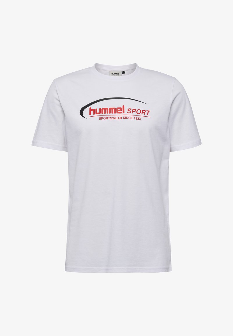 Hvid bomulds t-shirt med rund hals, prydet med et rødt og sort "hummel SPORT" logo på brystet samt teksten "SPORTSWEAR SINCE 1923."