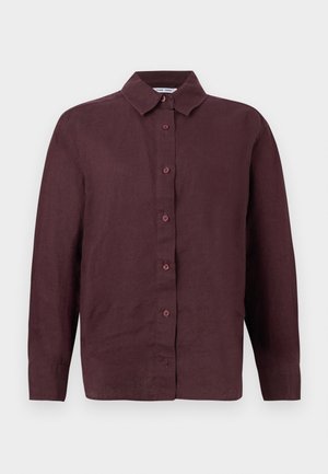 Langermet, knappet skjorte i mørk burgunder med spiss krage og knappede mansjetter, vist på hvit bakgrunn.