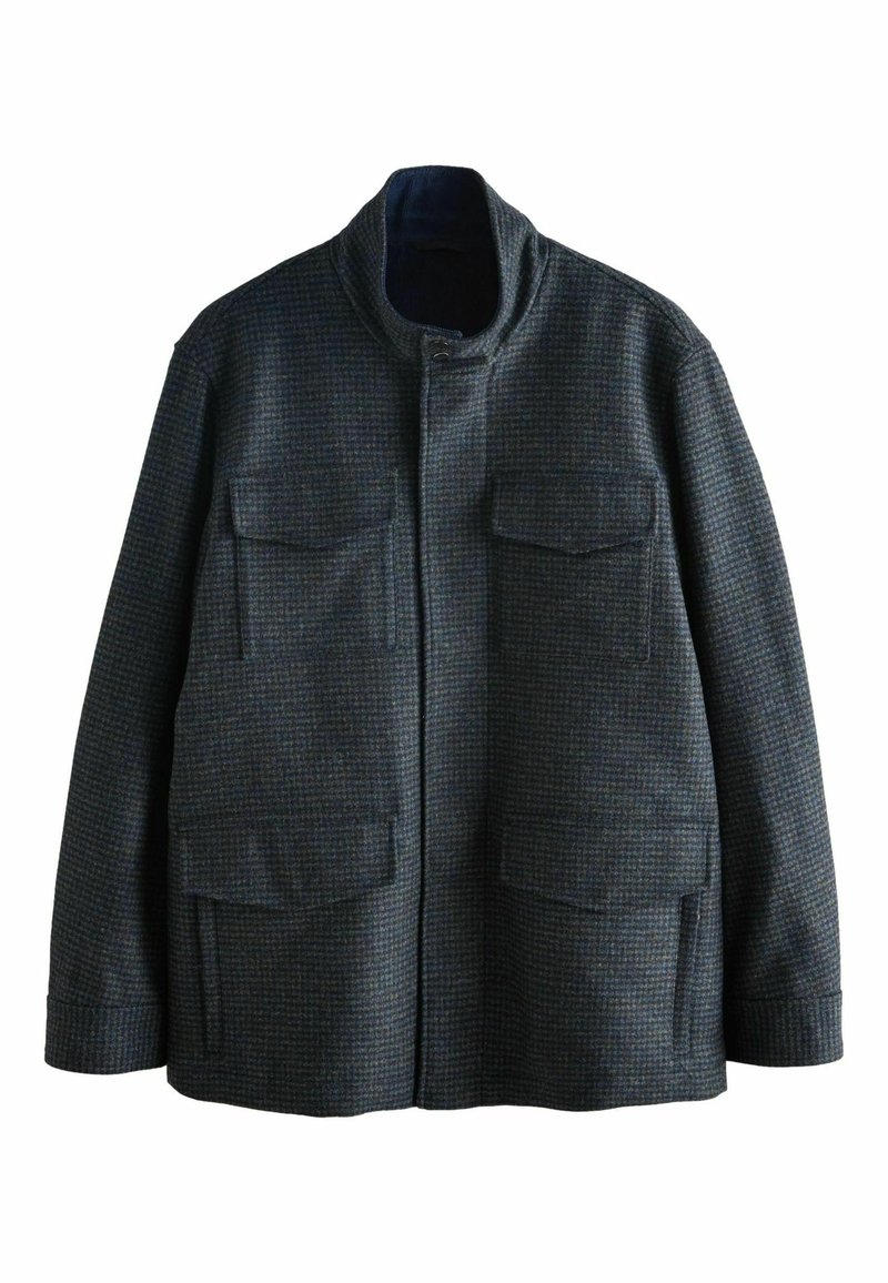 Dunkelblau und grau karierter Mantel aus strukturiertem Stoff, mit einem hohen Kragen und vier vorderen Taschen.