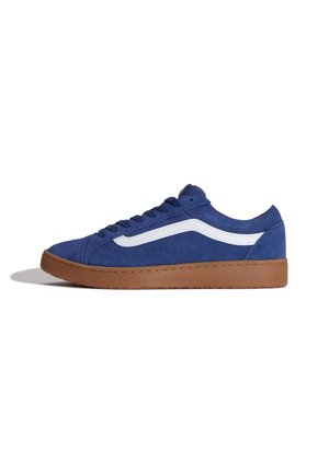 Sneaker basse con tomaia in camoscio blu, striscia laterale bianca, lacci blu navy e suola in gomma color caramello su sfondo bianco.