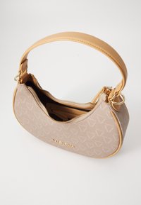 Beige mönstrad väska med en böjd form, guldfärgad hårdvara och dragkedjestängning, med en slät, strukturerad yta och en lång, platt rem.