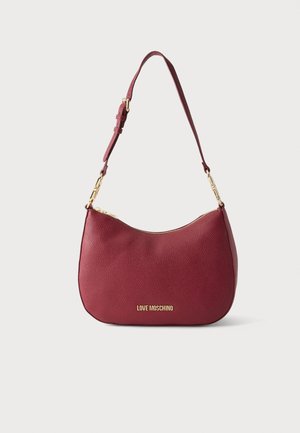Sac à bandoulière en cuir bordeaux avec quincaillerie dorée et sangle réglable, avec le logo "Love Moschino" en or sur le devant.