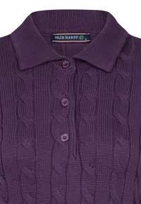 Lila gestricktes Polohemd mit Zopfmuster, das einen Kragen und drei passende Knöpfe auf der Frontseite hat. Markenetikett im Kragen sichtbar.