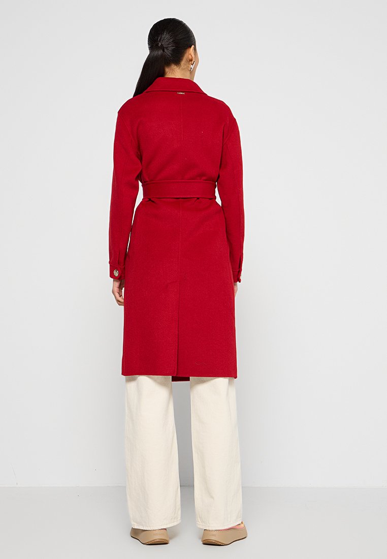 Roter Wolltrenchcoat mit tailliertem Schnitt und Knopfdetails an den Bündchen, mit geradem Schnitt und knielangem Design.