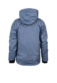 Blauwe geïsoleerde jas met capuchon, met een gladde textuur, contrasterende zwarte manchetten en reflecterende accenten langs de schouders en zoom.