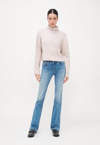 ONLY Tall ONLWAUW MID WAIST - Kavbojke na trapez - medium blue denim