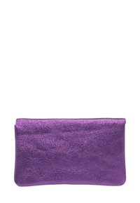 Pochette métallique violette avec une surface lisse et texturée ; forme rectangulaire ; fermeture à rabat supérieur ; sans matériel ou embellissement visible.