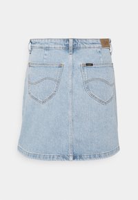 Hellblaues Denim-Rock mit geradem Design, zwei Gesäßtaschen und einem Label am Bund. Mit Kontrastnähten und einem Saum.