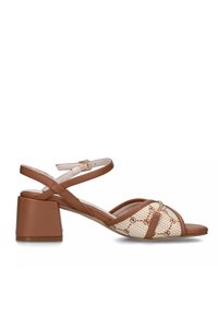 Sandali con tacco a blocco marroni e design a fascia incrociata. Parte superiore intrecciata color seppia con motivo geometrico e dettagli dorati. Cinturino alla caviglia regolabile.