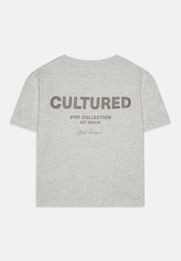 Šedé bavlněné tričko s potiskem na zadní straně, na kterém je napsáno "CULTURED", "STR Collection" a "EST. BERLIN" v tmavě hnědém písmu. Klasický design s kulatým výstřihem.