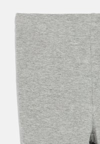 Leggings grigie a coste con una texture morbida, dotate di una fascia in vita confortevole e gambe affusolate. Nessun motivo o accento visibile.