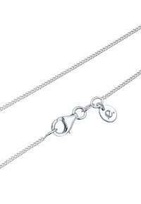 Silberne Halskette mit feinem, gewebtem Design. Beinhaltet einen Karabinerverschluss und ein kleines, rundes Tag, das angebracht ist.