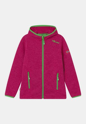 Fuchsia Fleecejacke mit grünem Reißverschluss und Besatz, ausgestattet mit zwei Seitentaschen und einer Kapuze. Logo- und Flaggenakzent auf dem linken Ärmel.
