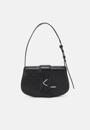 Sac à bandoulière en cuir noir avec motif embossé, rabat incurvé, large sangle avec boucle géométrique en argent et bandoulière réglable.