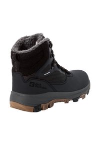 Zwarte wandelboot met een textiel bovenwerk, fleece voering en rubberen buitenzool met multi-directionele noppen voor grip.