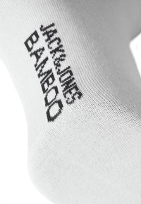Weißer Bambussocke mit geripptem Muster, auf der Seite mit schwarzem Text "JACK & JONES BAMBOO".