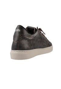 Zapatilla de cuero negro con un acabado texturizado, cordones marrones, suela blanca contrastante y logo en el talón.