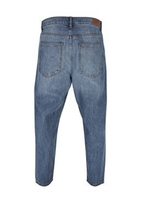 Vedere din spate a blugilor din denim albastru cu două buzunare în spate și o patch maro din piele la talie, design cu picioare conice.