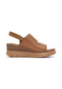 Sandalias de cuña de cuero color marrón con diseño de talón abierto, punta descubierta, plataforma texturada y detalles de costura en la suela.