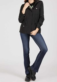 Guess Kevyt takki - black