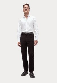 Marks & Spencer REGULAR FIT EASY IRON PURE - Hemd - white