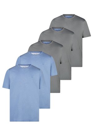 Fem ensfarvede crew neck t-shirts vist i en trappet række, med to lyseblå t-shirts foran og tre grå t-shirts bagved.