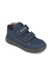 Zapatillas de caña alta en azul marino con dos correas de velcro, costuras tonales y una suela de goma que presenta un sutil logotipo en la correa y en el lado.