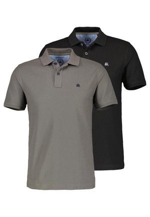 Zwei kurzärmelige Poloshirts, eines grau und eines schwarz, jeweils mit einem kleinen, auf der linken Brustseite eingestickten Löwenlogo.