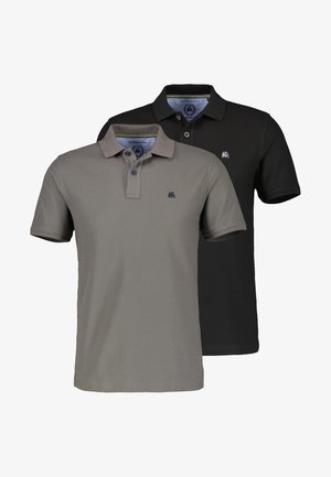 Dwie koszulki polo z krótkim rękawem, jedna szara, a druga czarna, każda z małym haftowanym logo lwa na lewej piersi.