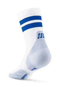 Calzino sportivo bianco con righe blu vicino al polsino e dettagli blu imbottiti sul tallone e sulla suola, mostrato su un manichino per piedi.