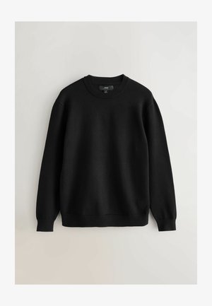 Czarny sweter dziewiarski z okrągłym dekoltem, długimi rękawami, ściągaczami przy mankietach i dolnym brzegu. Gładka tekstura bez widocznych wzorów lub akcentów.