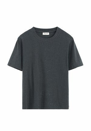 T-shirt gris foncé à manches courtes en coton. Présente un col rond et une coupe décontractée avec un détail de texture subtil sur toute la surface.