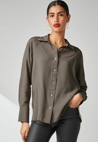 Next THROUGH WITH HARDWEAR - REGULAR FIT - Skjortebluser - stone