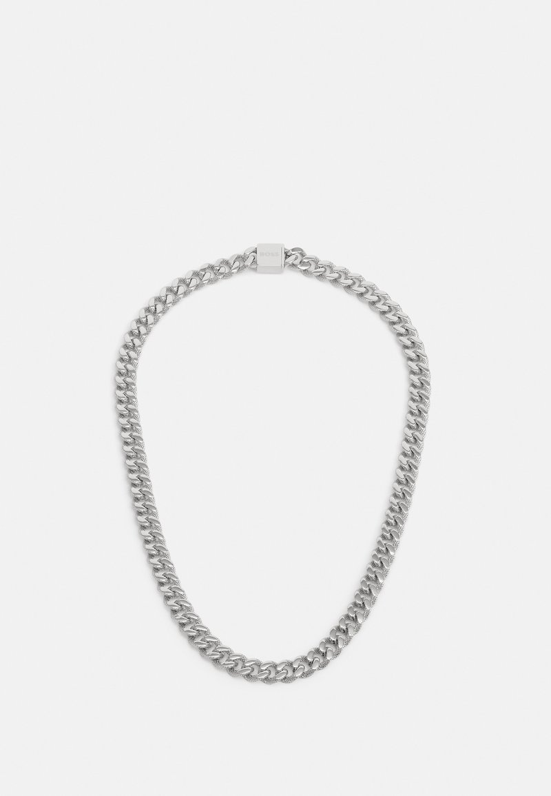 Collar de cadena de metal plateado con eslabones entrelazados, con una superficie lisa y un cierre con el nombre de la marca grabado.