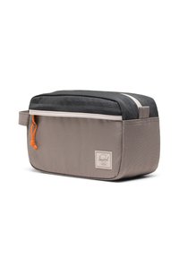 Pochette da viaggio in tela grigia e nera Herschel con cerniera, cordino arancione e patch logo; forma rettangolare con una texture liscia.
