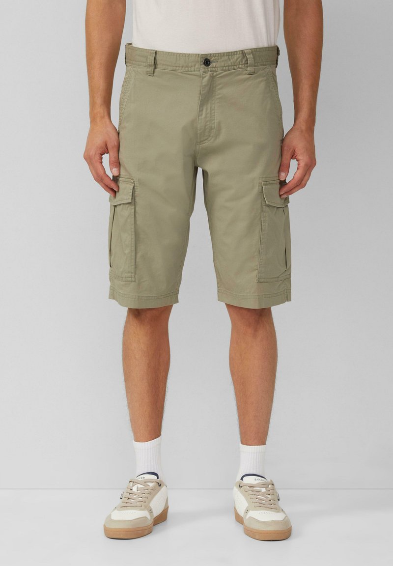 Shorts cargo khaki avec deux poches latérales, fabriqués en tissu léger, dotés d'une fermeture à bouton et d'une coupe droite.