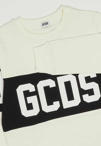 Weißer Sweatshirt mit einem schwarzen Streifen über der Brust und fettem weißen Schriftzug "GCDS." Gerippte Bündchen und Halsabschluss, weiche Stofftextur.