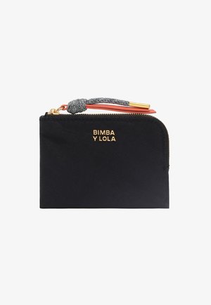 Czarna prostokątna saszetka na zamek błyskawiczny z złotym logo "BIMBA Y LOLA", złotym zamkiem oraz czarno-białym sznurkiem z koralowym uchwytem z skóry.