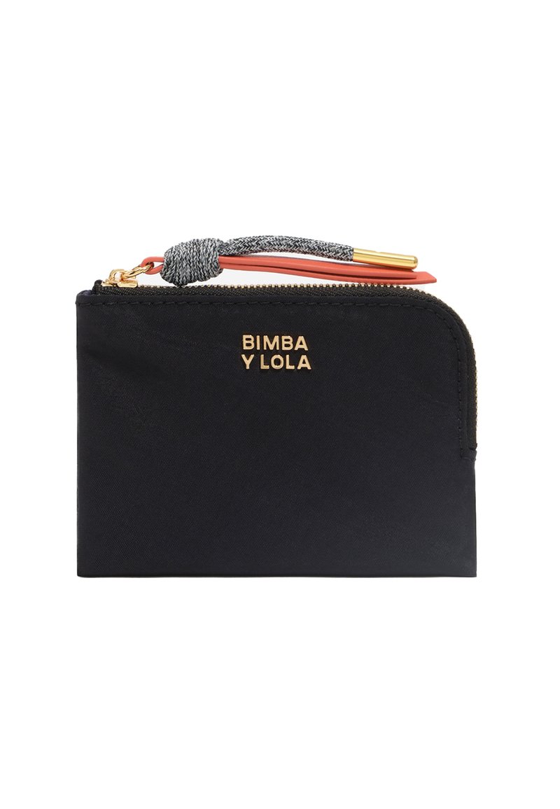Czarna prostokątna saszetka na zamek błyskawiczny z złotym logo "BIMBA Y LOLA", złotym zamkiem oraz czarno-białym sznurkiem z koralowym uchwytem z skóry.