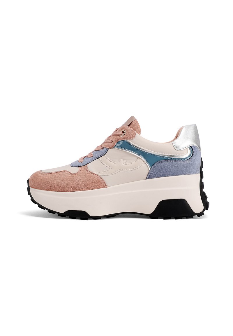 Sneakers con una combinazione di camoscio rosa, crema e blu. Presentano una robusta suola intermedia bianca e una suola esterna in gomma nera. Dettagli metallici sul tallone.