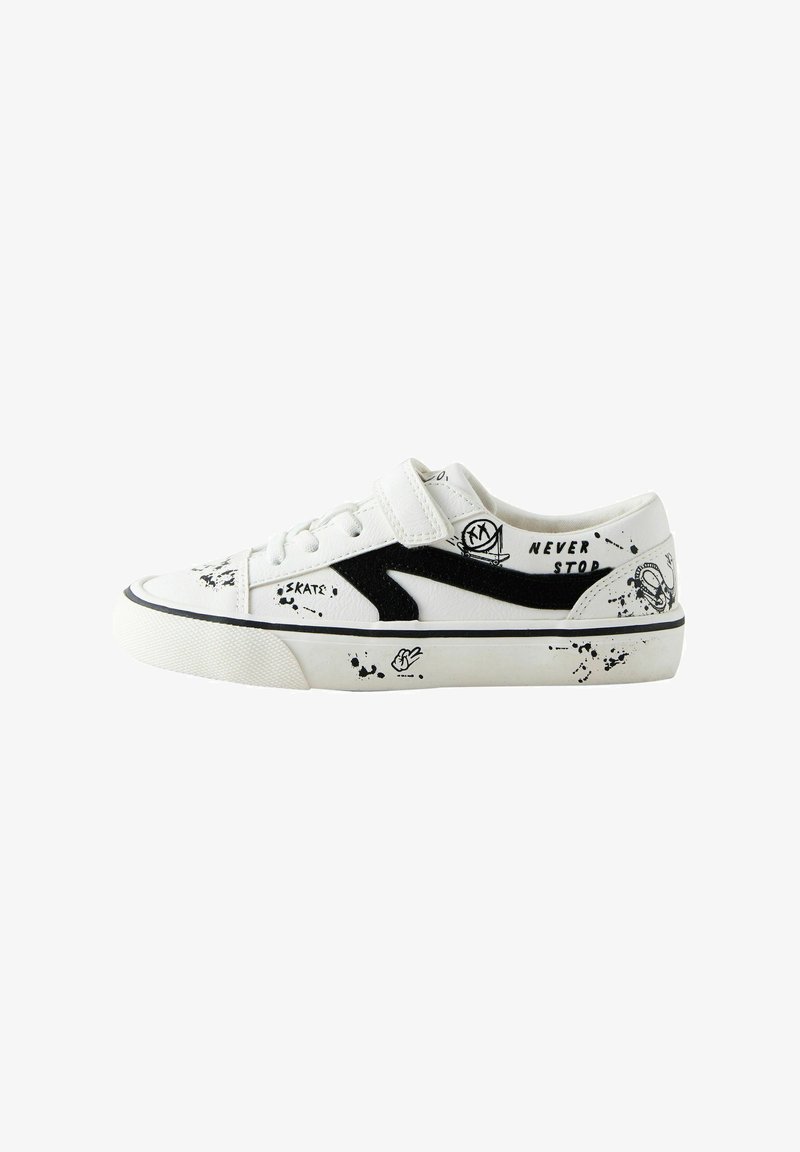 Baskets basses blanches avec bande noire, gribouillis sur le thème du skate, bride en Velcro et les mots "Never Stop" sur le côté.