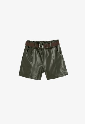 Olivengrønne syntetiske lædershorts med en rynket talje, brun bælte med en sølvring spænde og sidelommer.