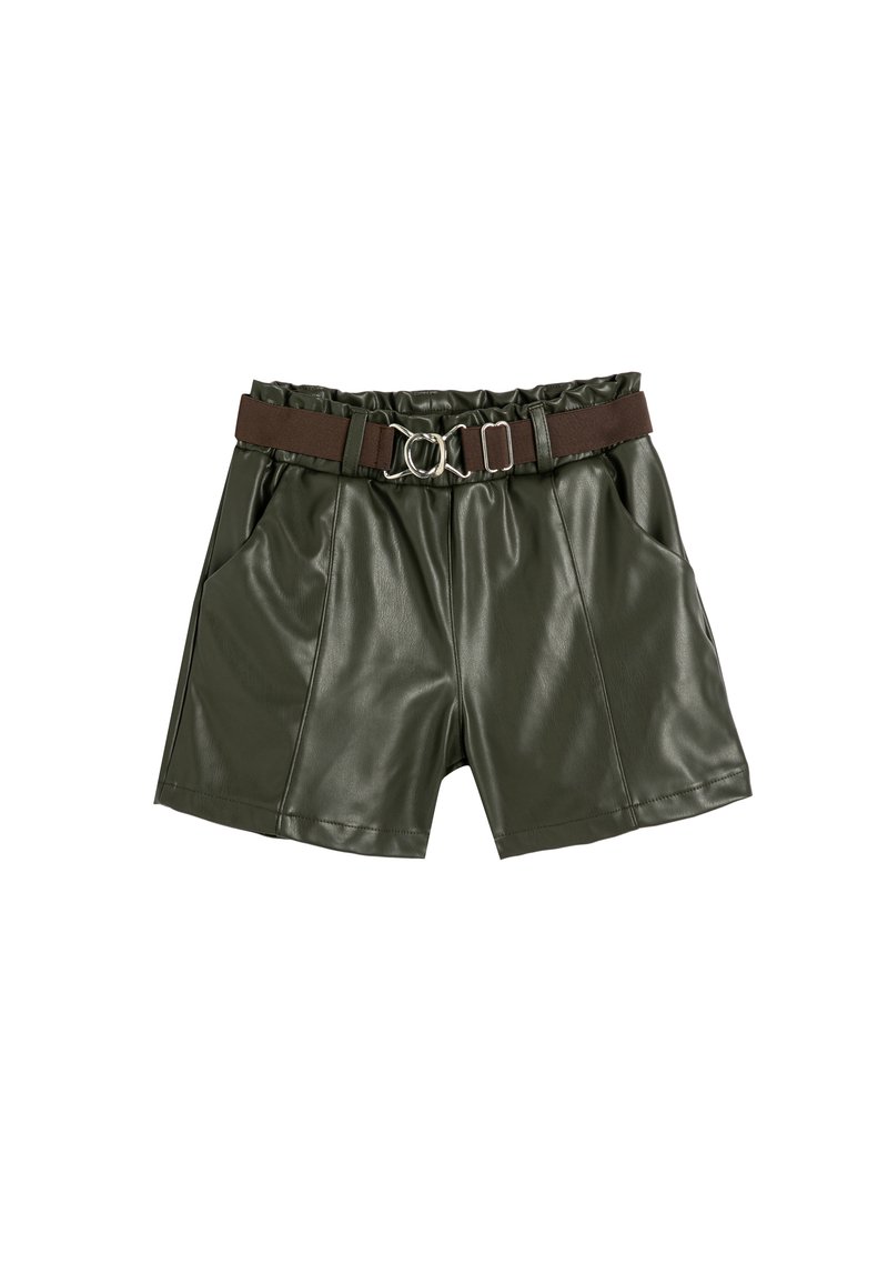 Olivengrønne syntetiske lædershorts med en rynket talje, brun bælte med en sølvring spænde og sidelommer.
