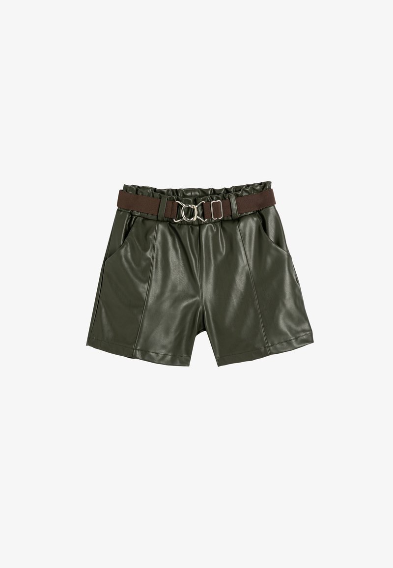Olivengrønne syntetiske lædershorts med en rynket talje, brun bælte med en sølvring spænde og sidelommer.