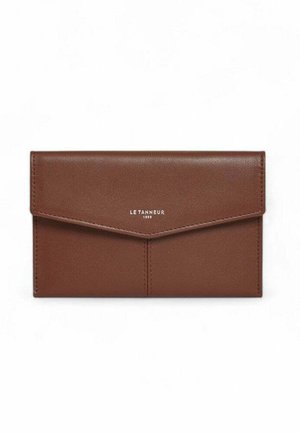Cartera de cuero marrón con cierre de solapa magnética, con marca en relieve y textura suave; forma rectangular con detalles de costuras sutiles.