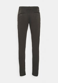 Pantaloni neri slim-fit con due tasche posteriori con bottone, passanti per cintura e gambe affusolate, mostrati da dietro.