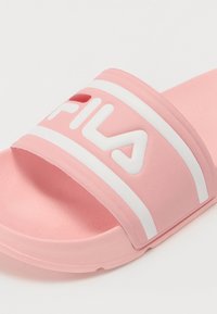 Rózsaszín csúszásgátló szandál széles pánttal, fehér csíkokkal és kiemelkedő fehér logóval. Simaság, formázott talpbetét, nyitott orr design.