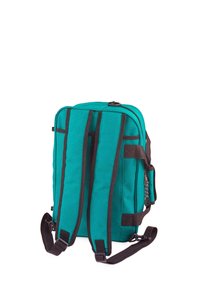 Mochila de tela azul verdosa con correas negras. Forma rectangular, múltiples compartimentos y asa superior. Cremalleras duraderas y correas ajustables.