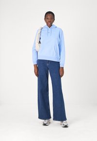 Tommy Jeans LINEAR HOODIE - Felpa - vessel blue